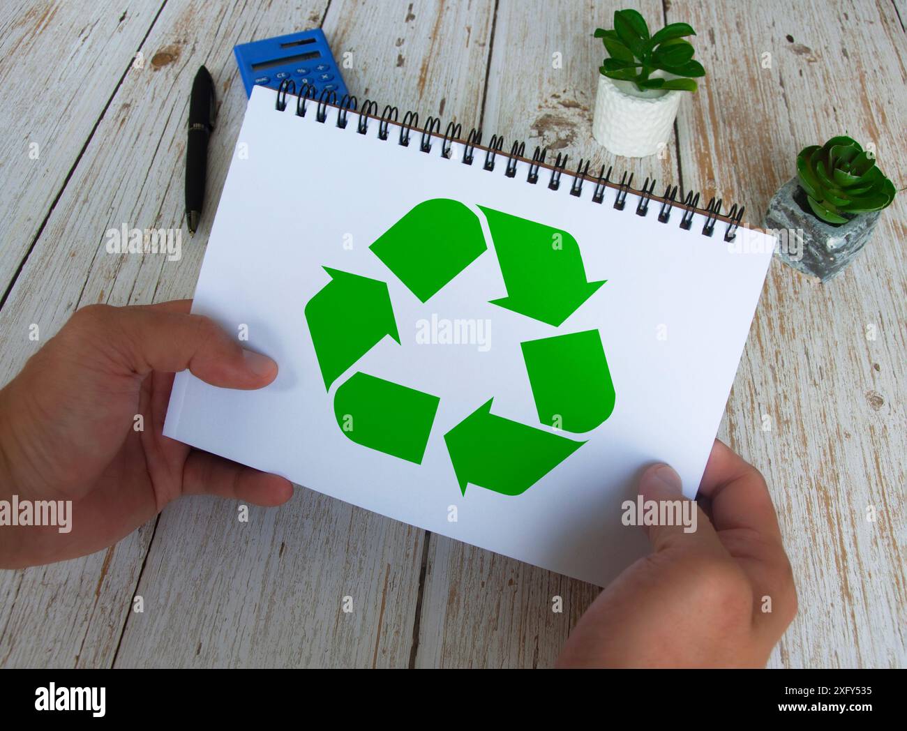 Simbolo di riciclaggio su notebook bianco. Riutilizzare, ridurre e riciclare Foto Stock