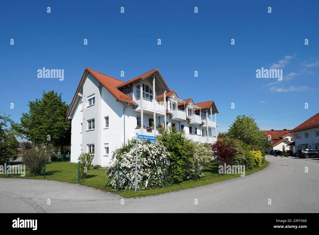 Germania, Baviera, alta Baviera, distretto di Altötting, piccolo complesso residenziale, finestre dormer, balconi, giardino Foto Stock