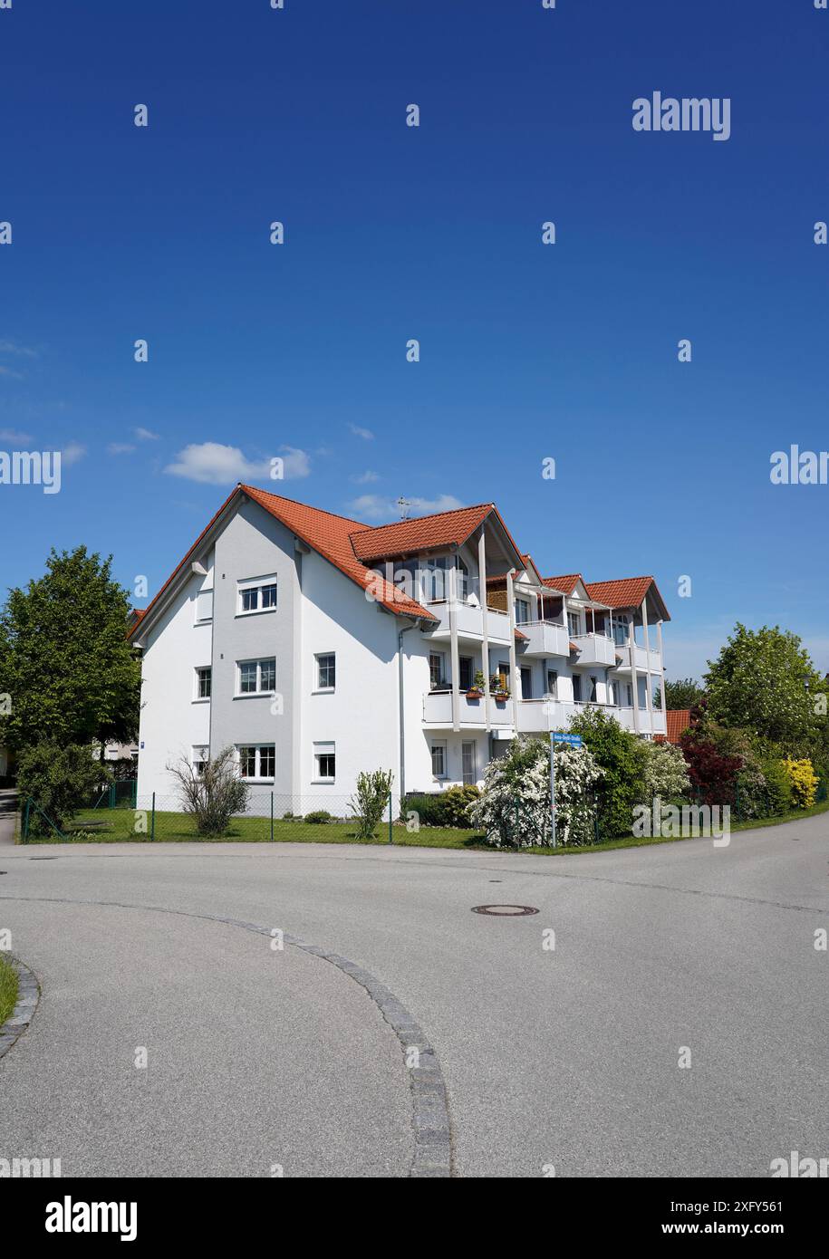 Germania, Baviera, alta Baviera, distretto di Altötting, piccolo complesso residenziale, finestre dormer, balconi, giardino Foto Stock