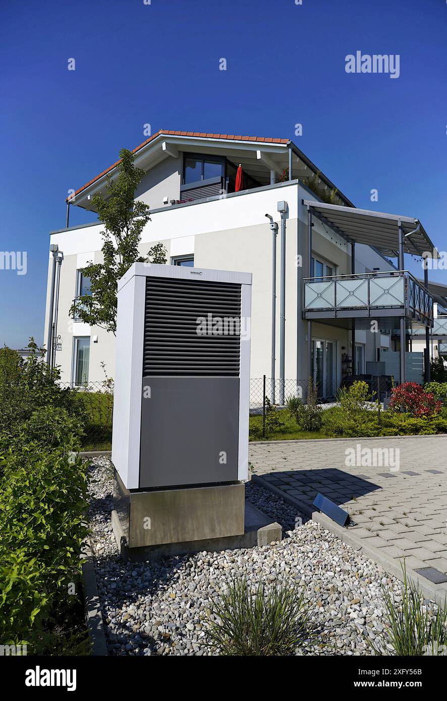 Germania, Baviera, alta Baviera, quartiere di Altötting, pompa di calore di fronte a un condominio Foto Stock