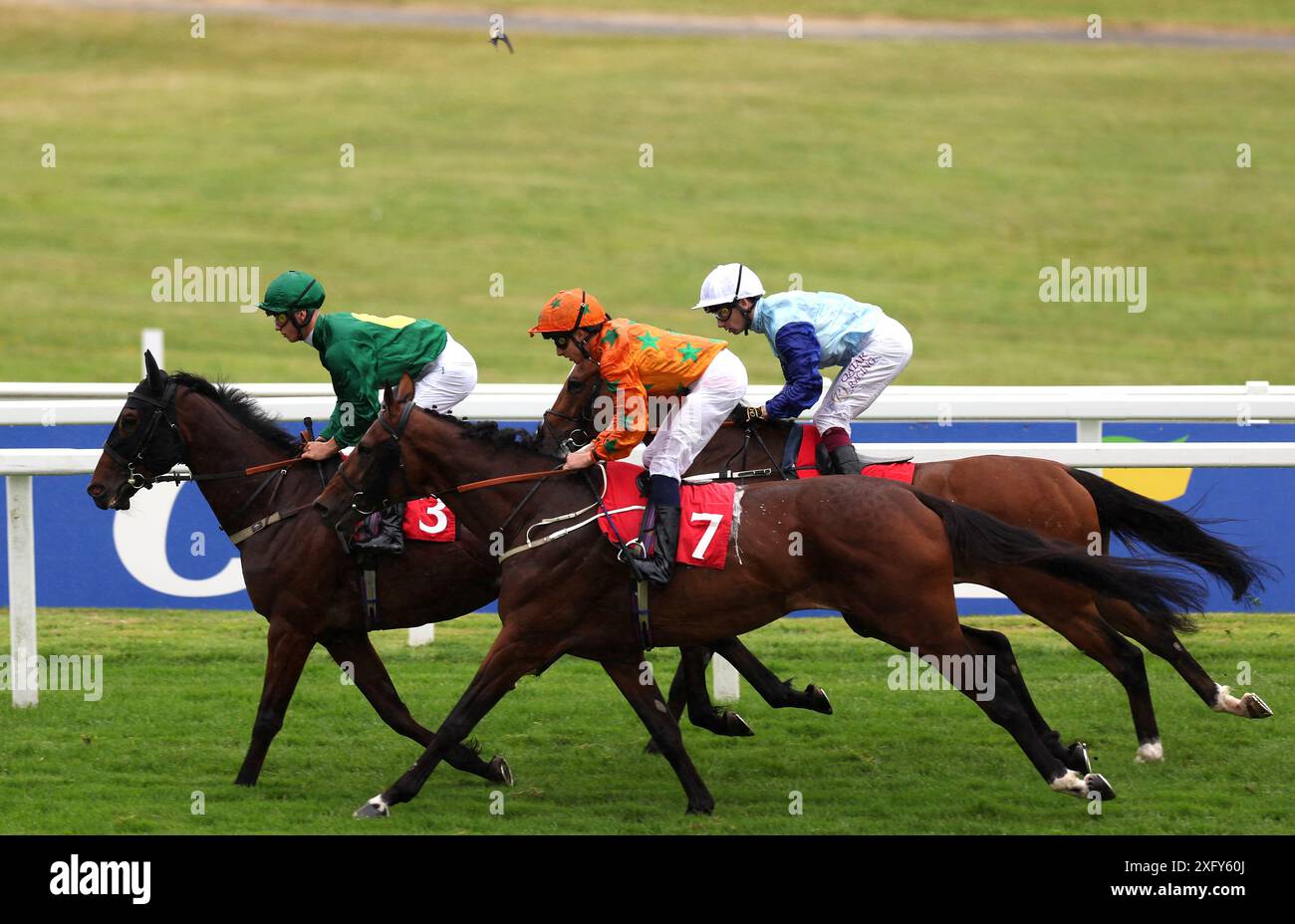 Corridori e cavalieri nelle serate di musica del libro al Sandown Park handicap il primo giorno del Coral Summer Festival all'ippodromo di Sandown Park, Esher. Data foto: Venerdì 5 luglio 2024. Foto Stock