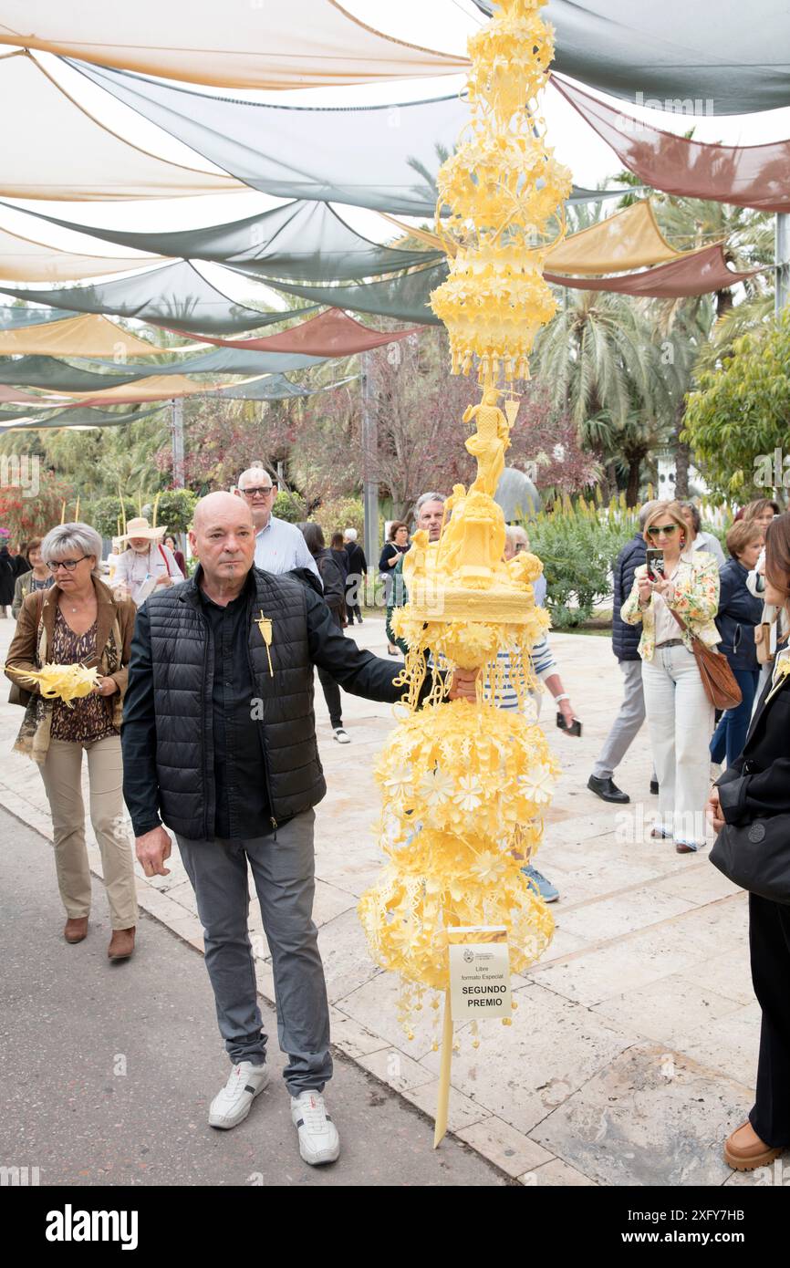 Arte e artigianato, vincitore, uomo, domenica delle palme, palme bianche, tradizione, costumi, Semana Santa, Elche, Alicante, autonomia di Valencia, Spagna Foto Stock