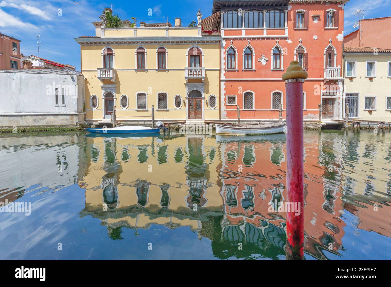 Edificio riflesso sull'acqua, Chioggia, comune della città metropolitana di Venezia, Veneto, Italia Foto Stock