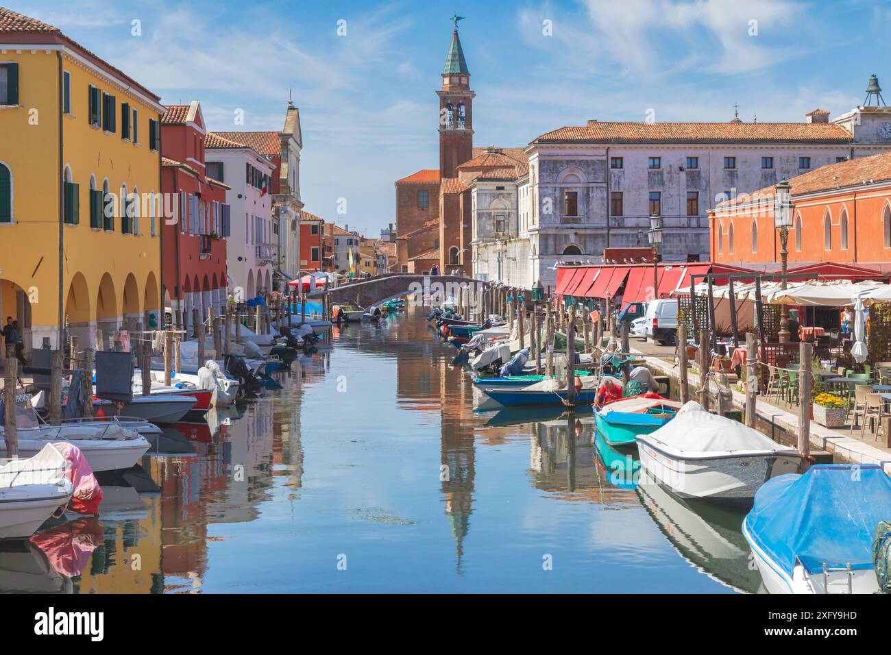 Le facciate multicolore degli edifici sul Canale di Vena e sullo sfondo il campanile della chiesa di San Giacomo Apostolo, Chioggia, comune della città metropolitana di Venezia, Veneto, Italia Foto Stock