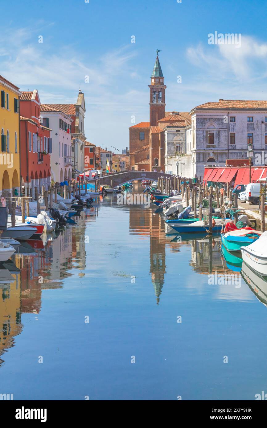 Le facciate multicolore degli edifici sul Canale di Vena e sullo sfondo il campanile della chiesa di San Giacomo Apostolo, Chioggia, comune della città metropolitana di Venezia, Veneto, Italia Foto Stock