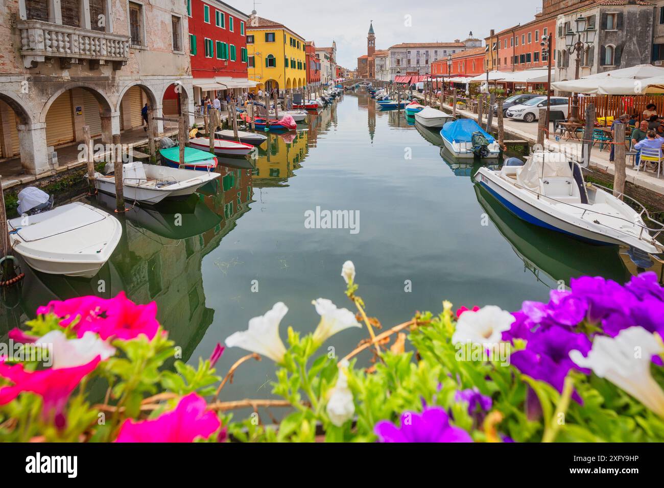 Il Canale Vena con barche ormeggiate, Chioggia, comune della città metropolitana di Venezia, Veneto, Italia Foto Stock