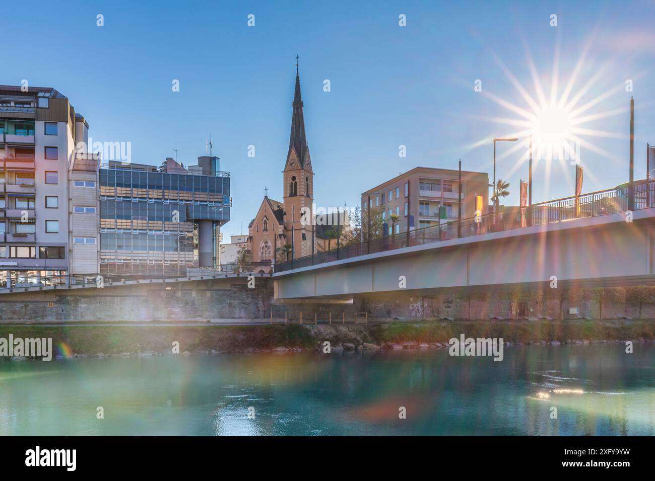 Edifici moderni e la chiesa parrocchiale di San Nicola / San Nicola a Villach, Carinzia, Austria Foto Stock