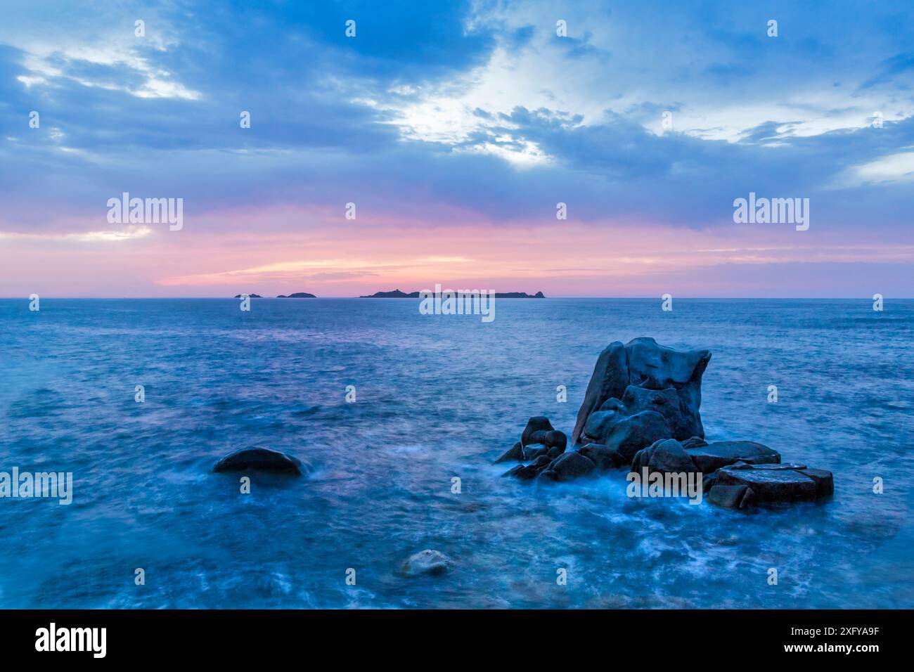 Alba a Punta Molentis, Villasimius, provincia del Sud Sardegna, Sardegna, Italia Foto Stock