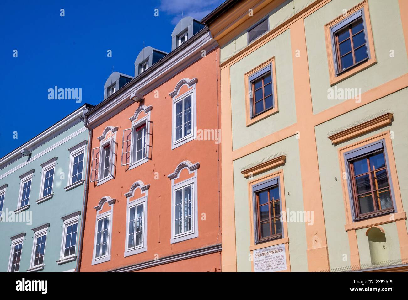 Facciate colorate degli edifici che si affacciano sul viale principale del centro storico di Villach, Carinzia, Austria Foto Stock