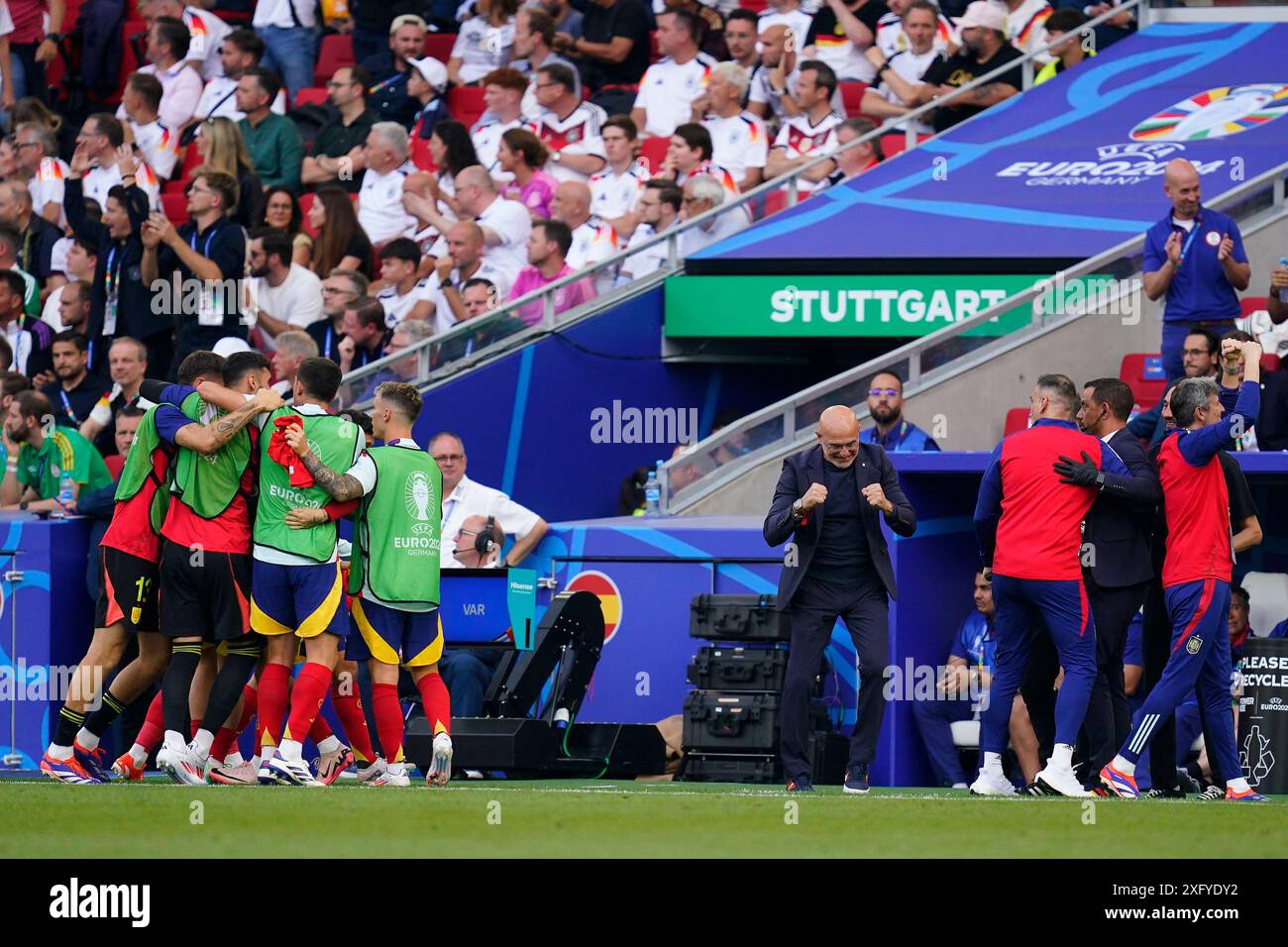 Stoccarda, Germania. 5 luglio 2024. L'allenatore spagnolo Luis de la Fuente e i giocatori spagnoli in panchina celebrano il 1-0 durante la partita UEFA Euro 2024 tra Spagna e Germania. Quarti di finale, giocati allo Stuttgart Arena Stadium il 5 luglio 2024 a Stoccarda, Germania. (Foto di Sergio Ruiz/PRESSINPHOTO) credito: PRESSINPHOTO SPORTS AGENCY/Alamy Live News Foto Stock