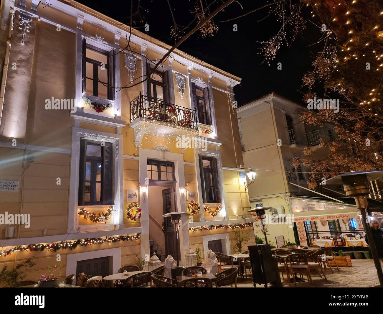 I ristoranti abbondano nella piazza centrale di Platonas, Atene, accogliendo i clienti di notte. Atene, una città che ha contribuito a gettare le basi della civiltà occidentale, lascia molto da scoprire nei tempi moderni. Ci sono numerosi luoghi storici in cui si è formata la democrazia istituzionale e templi dedicati al culto di divinità e divinità iconiche. Dalla musica alla danza, un'antica tradizione linguistica e una cucina fenomenale, la cultura greca è qualcosa di molto distinto. Grecia. Foto Stock