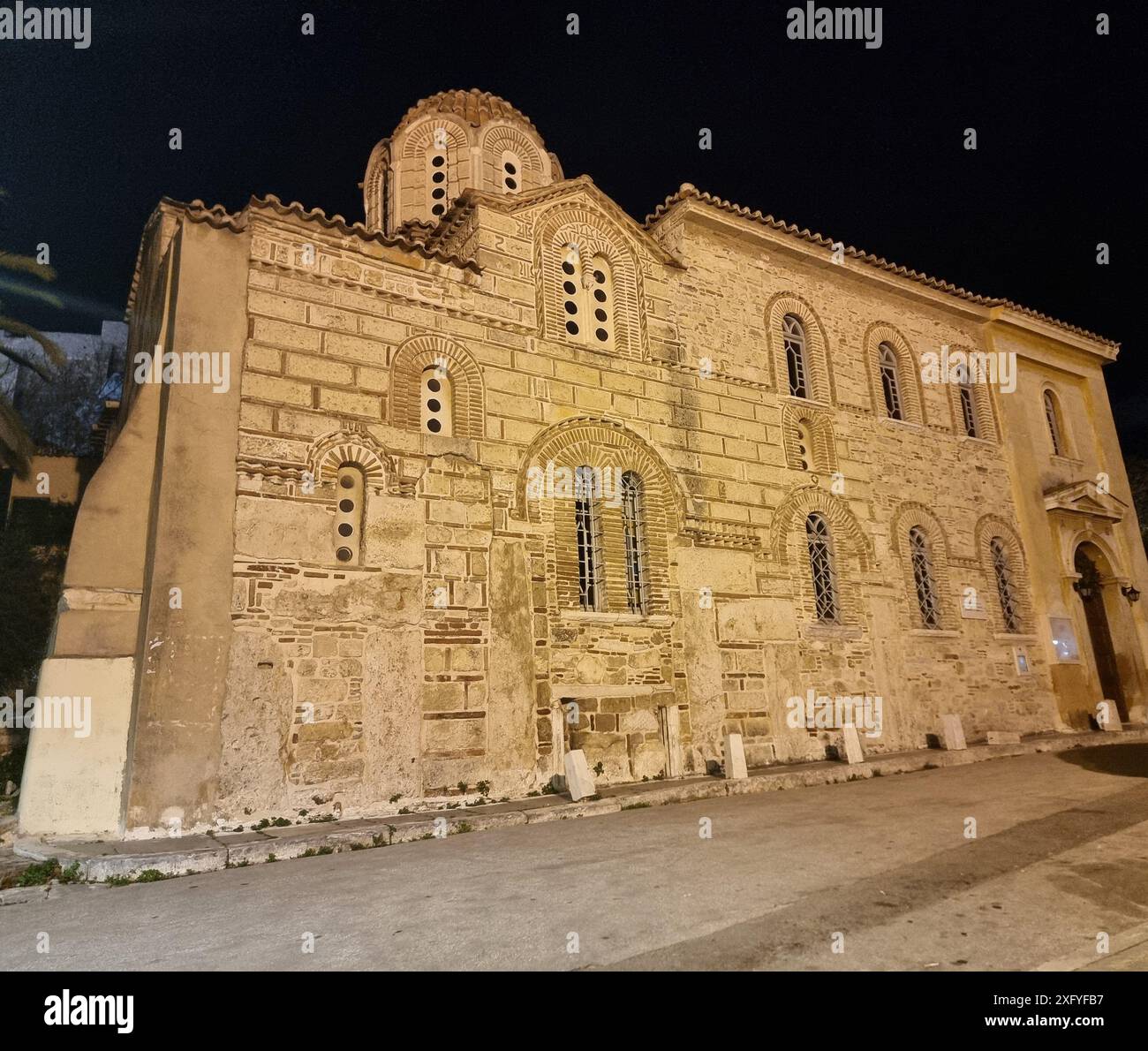 Vecchia chiesa di Atene. La Chiesa dei Santi Apostoli, nota anche come Santi Apostoli di Solaki, si trova nell'antica Agorà di Atene, in Grecia, vicino alla Stoa di Attalo, e può essere datata intorno alla fine del X secolo. Prima che la Grecia ottenesse l'indipendenza nel 1829, ad Atene furono registrate circa 130 chiese. Ironicamente, molti furono distrutti non dagli ottomani, ma durante la costruzione della moderna capitale greca. Le chiese erano spesso utilizzate come fonte di materiale da costruzione, così come gli antichi templi erano stati utilizzati in precedenza. Grecia. Foto Stock