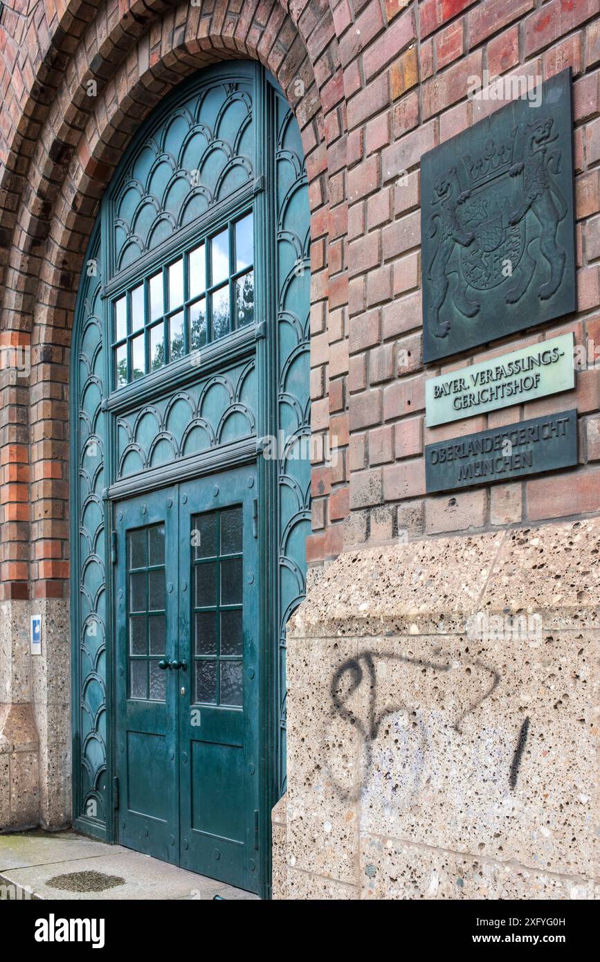 Ingresso all'edificio del tribunale per la Corte costituzionale bavarese e la Corte regionale superiore di Monaco di Baviera, accanto al Palazzo di giustizia Foto Stock