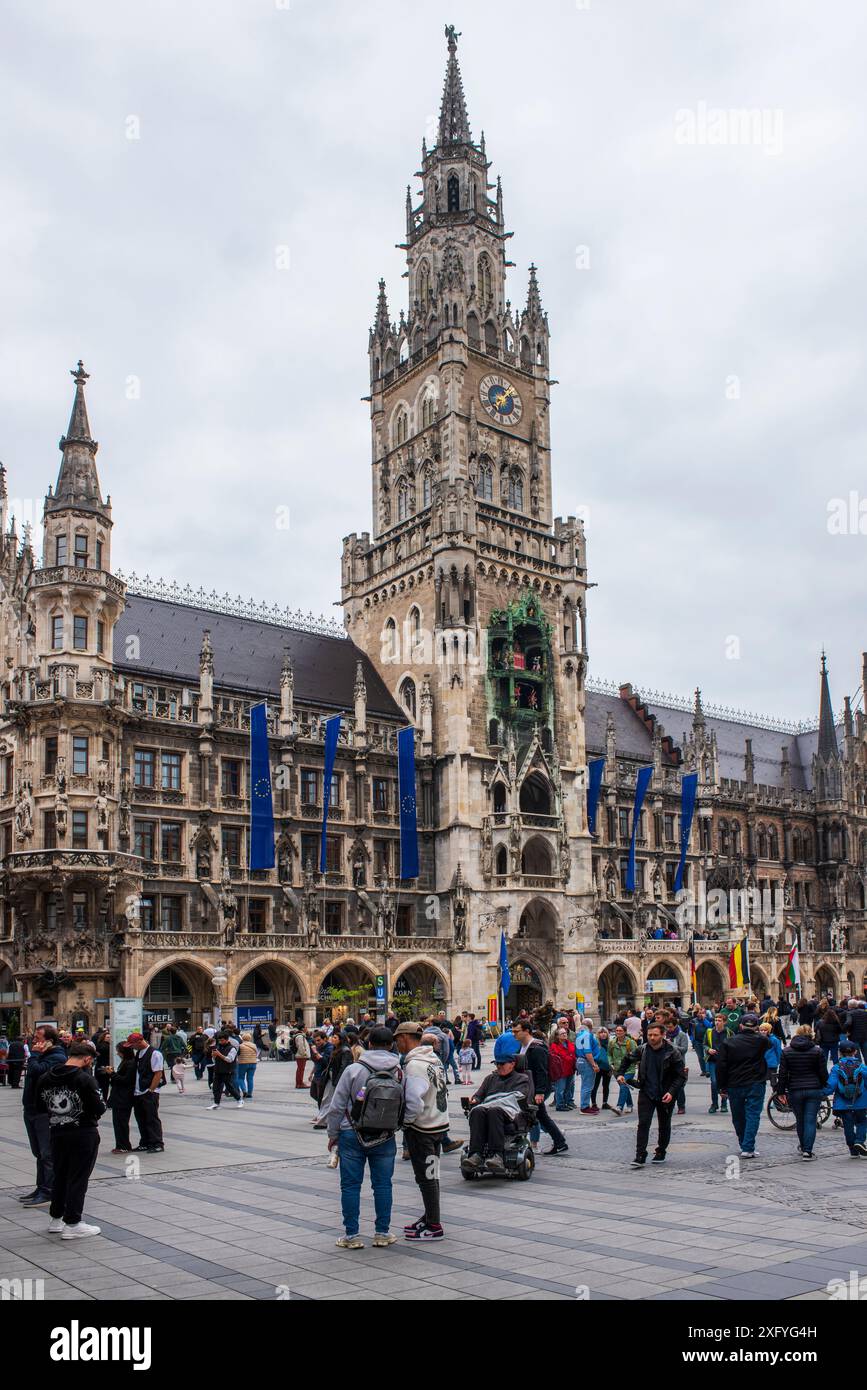 A Marienplatz a Monaco di Baviera si trova il municipio con il carillon nella torre del municipio Foto Stock