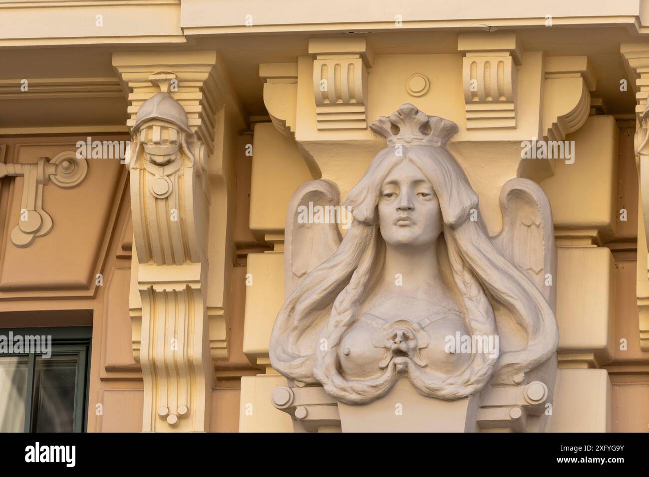Meduse, dettaglio di un edificio Art Nouveau progettato da Michael Eisenstein in Alberta iela 13, gli edifici in questa strada sono un sito patrimonio dell'umanità dell'UNESCO, riga, Lettonia Foto Stock