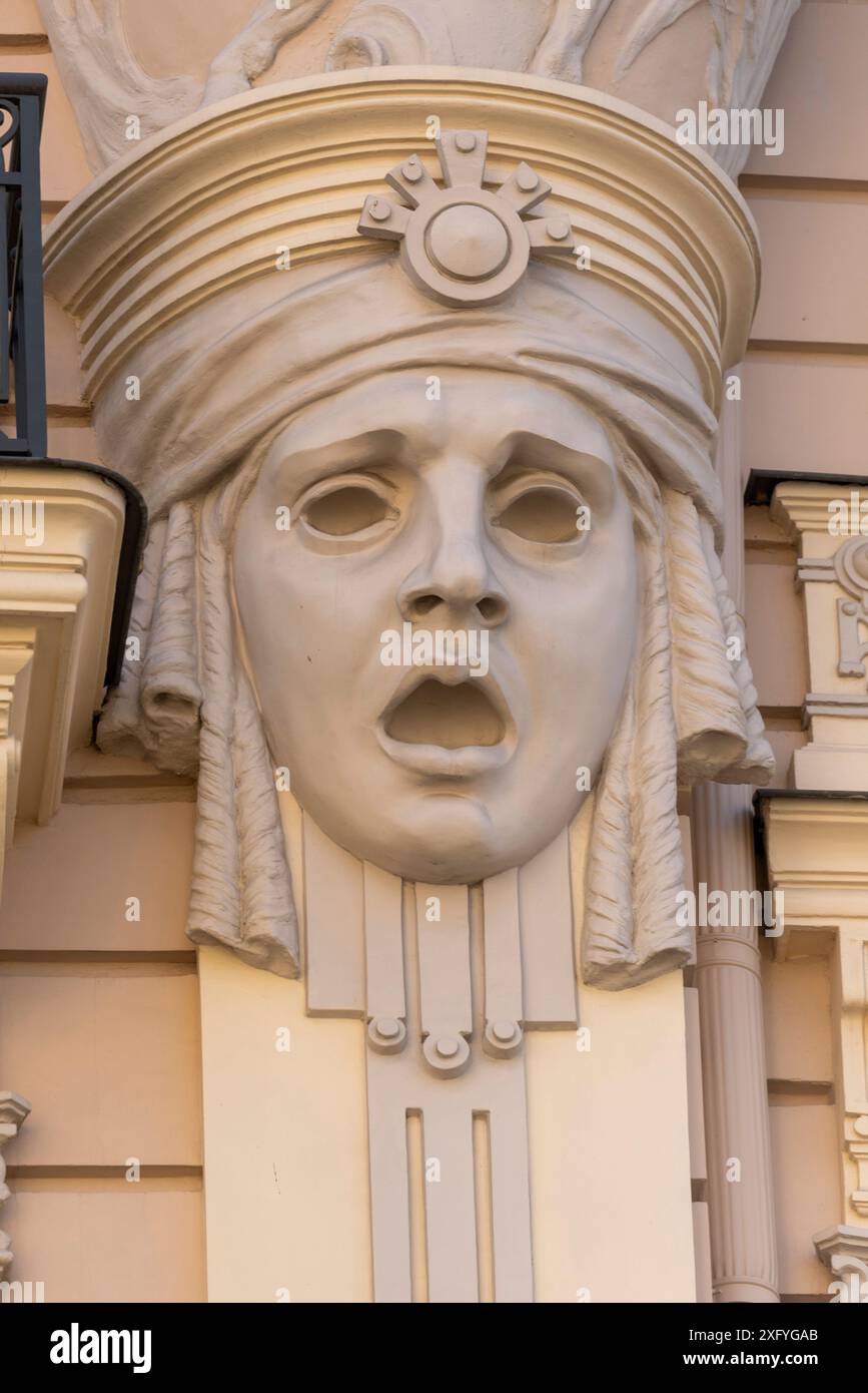 Maschera mistica, dettaglio di un edificio Art Nouveau progettato da Michael Eisenstein in Alberta iela 13, gli edifici in questa strada sono un sito patrimonio dell'umanità dell'UNESCO, riga, Lettonia Foto Stock