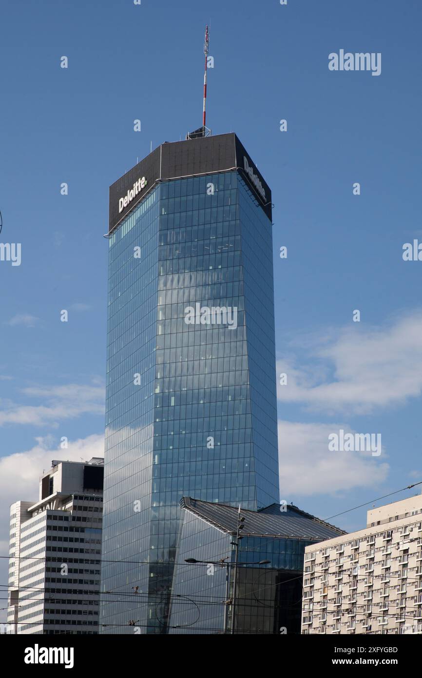 Q22 è un grattacielo neomoderno a Varsavia, Polonia. Il progetto è stato sviluppato da Echo Investment e progettato da APA Kuryłowicz & Associates con Foto Stock