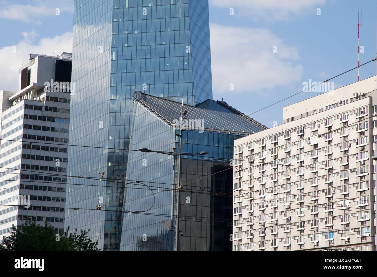 Q22 è un grattacielo neomoderno a Varsavia, Polonia. Il progetto è stato sviluppato da Echo Investment e progettato da APA Kuryłowicz & Associates con Foto Stock