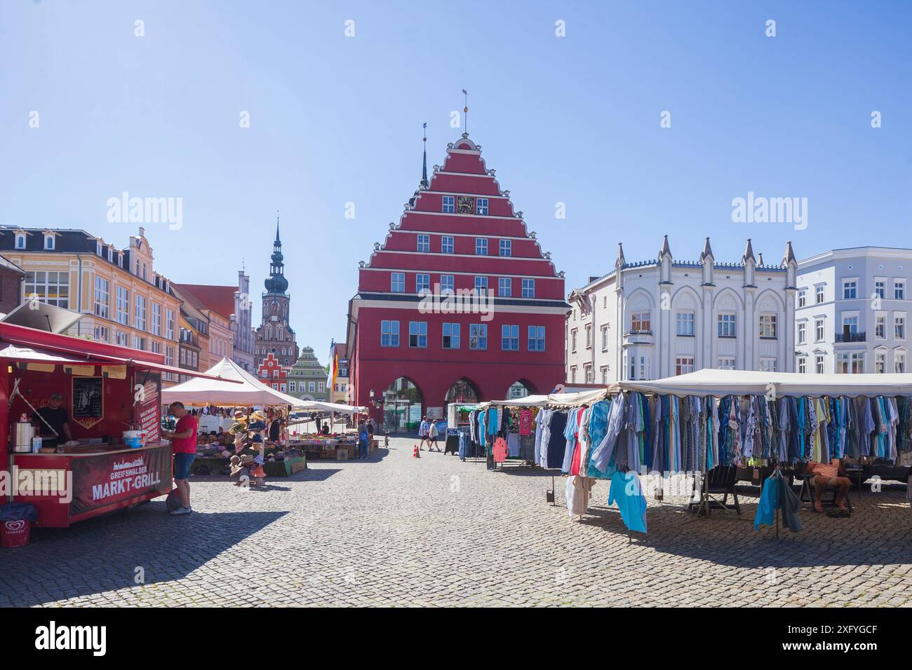 Municipio sulla piazza del mercato di Greifswald con la chiesa di Santa Maria, Greifswald, Meclemburgo-Vorpommern, Germania, Europa Foto Stock