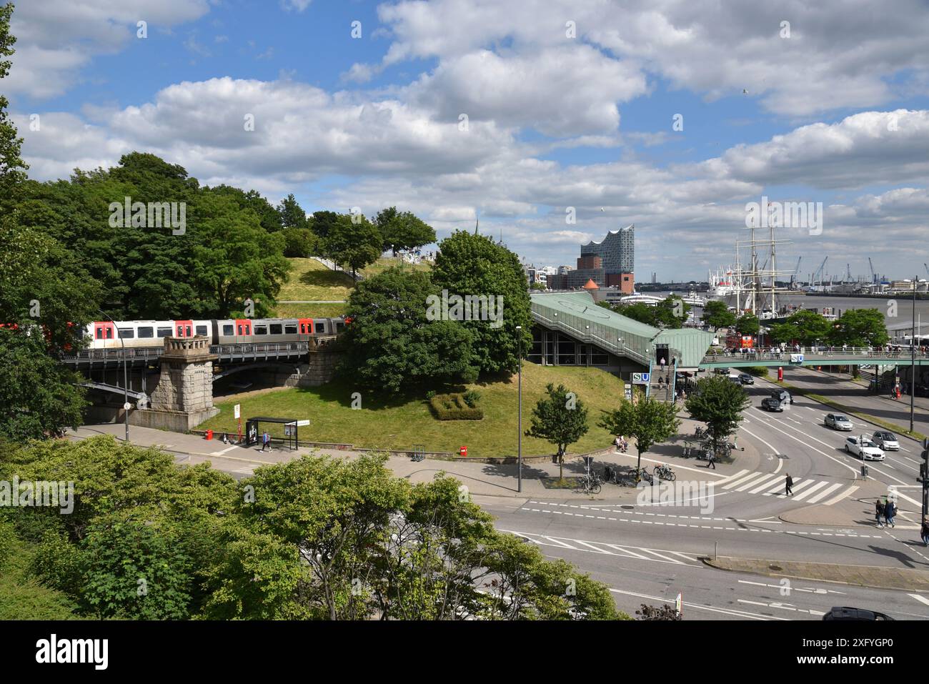 Europa, Germania, città anseatica di Amburgo, Helgoländer Allee, viadotto, BEI den St. Pauli-Landungsbrücken, Elba, stazione della metropolitana di accesso S-Bahnhof, Elba, navi museo, Elbphilharmonie, panorama, metropolitana Foto Stock