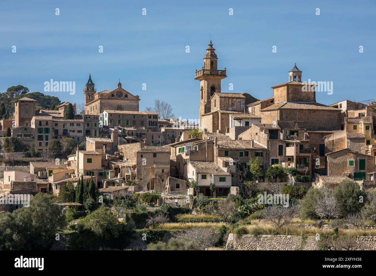 Valldemossa con la Certosa sa Cartoixa e la chiesa parrocchiale di Sant Bartomeu, la regione di Serra de Tramuntana, Maiorca, Isole Baleari, Spagna, Europa Foto Stock
