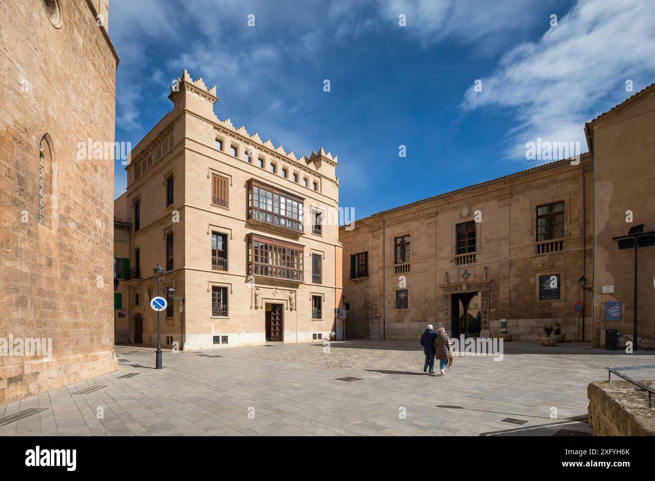 Edifici storici nella città vecchia vicino alla cattedrale di Palma, ingresso al Museo Diocesano sulla destra, Palma, Maiorca, Isole Baleari, Spagna, Europa Foto Stock