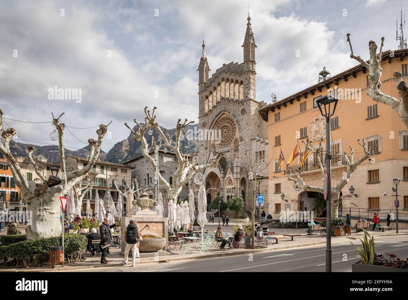 Plaza de la Constitucion nel centro della città con la chiesa parrocchiale di Sant Bartomeu, Soller, regione di Serra de Tramuntana, Maiorca, Isole Baleari, S. Foto Stock