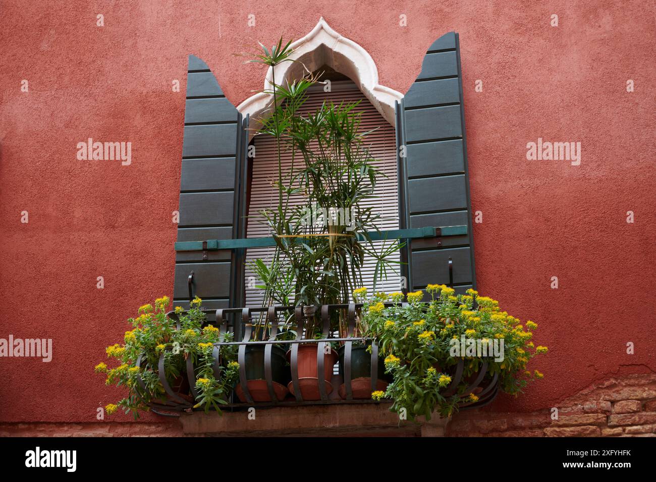 Finestra con decorazioni floreali Foto Stock