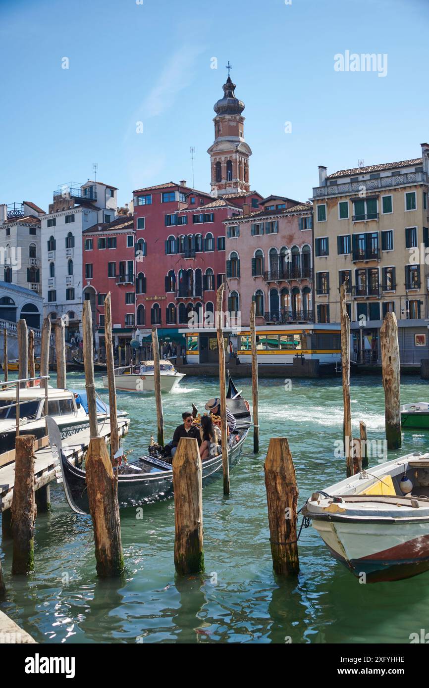 Pontile vicino al Ponte di Rialto Foto Stock
