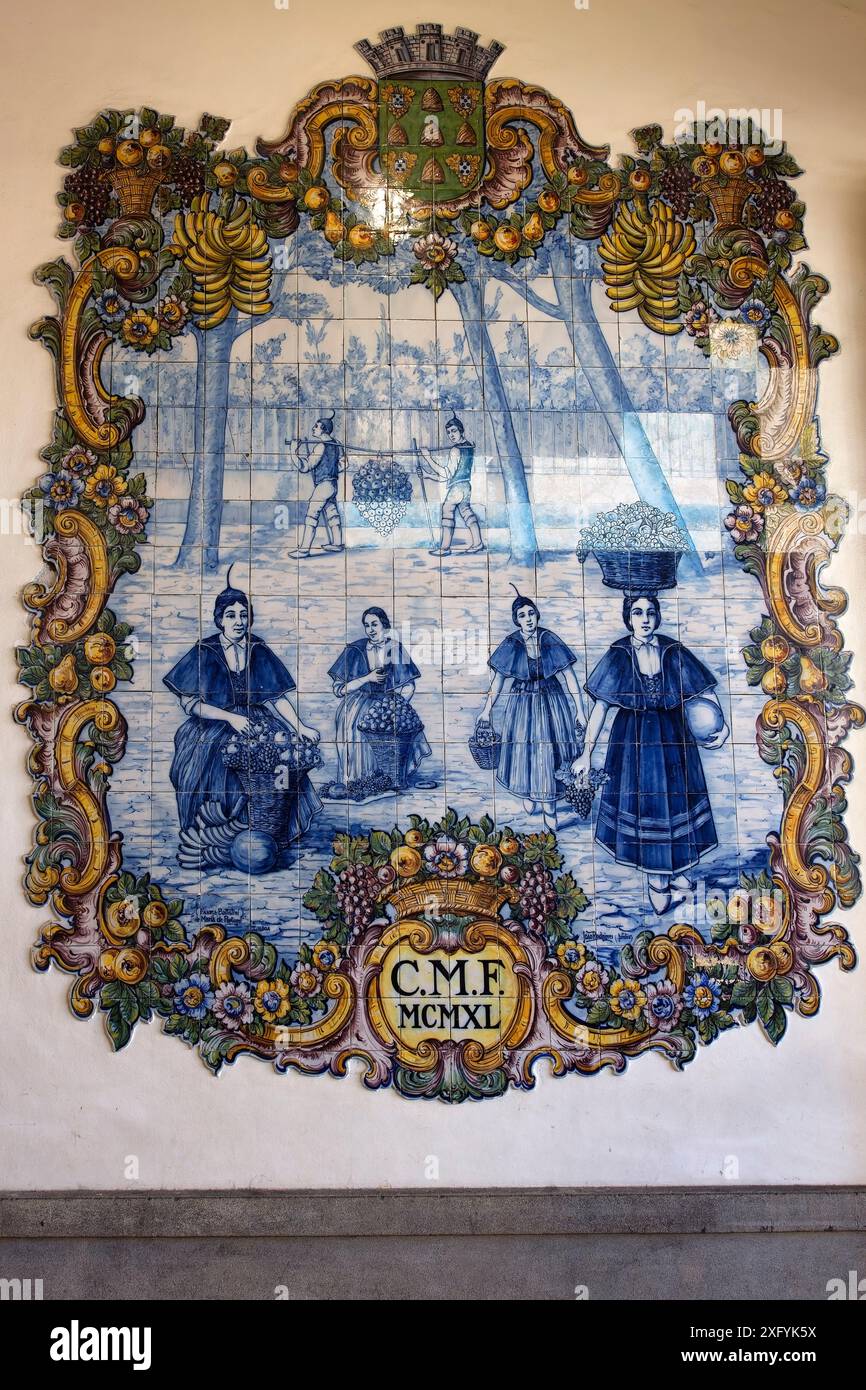 Piastrelle di ceramica (azulejos) nella zona di ingresso del mercato (Mercado dos Lavradores), Funchal, Ilha de Madeira, Oceano Atlantico, isola di Madeira, Portogallo Foto Stock