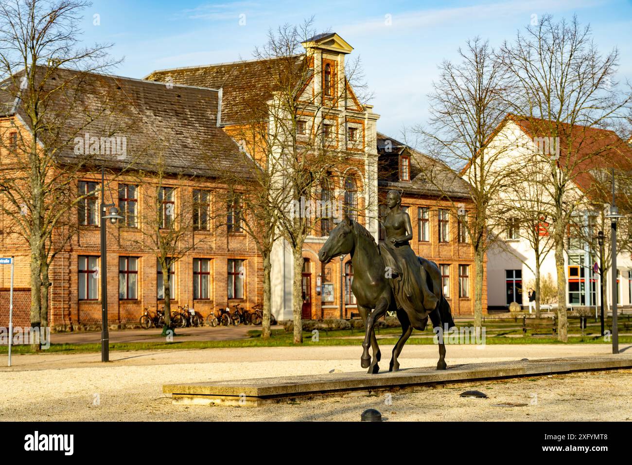 Statua equestre di Alessandrina, Principessa di Prussia a Ludwigslust, Meclemburgo-Vorpommern, Germania Foto Stock