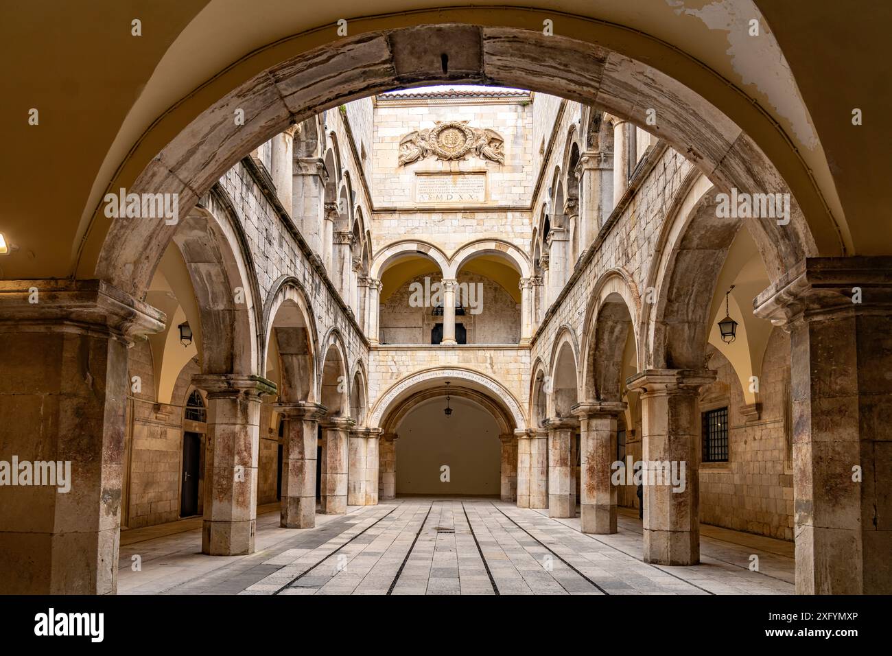 Atrio del Palazzo Sponza a Dubrovnik, Croazia, Europa Foto Stock