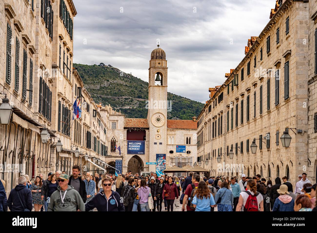 Passeggiata principale Stradun o Placa e il caratteristico campanile di Dubrovnik, Croazia, Europa Foto Stock