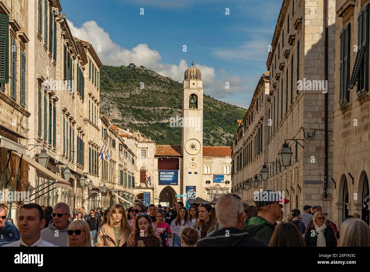 Passeggiata principale Stradun o Placa e il caratteristico campanile di Dubrovnik, Croazia, Europa Foto Stock