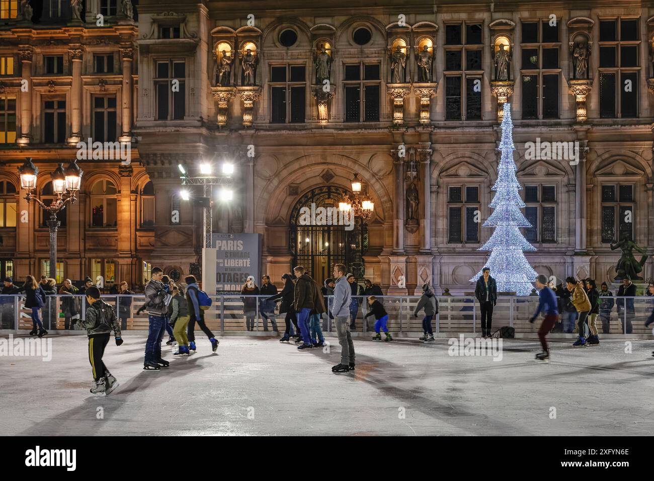 Pista di pattinaggio su ghiaccio di fronte all'Hotel de Ville, Parigi, Ile de France, Francia Foto Stock