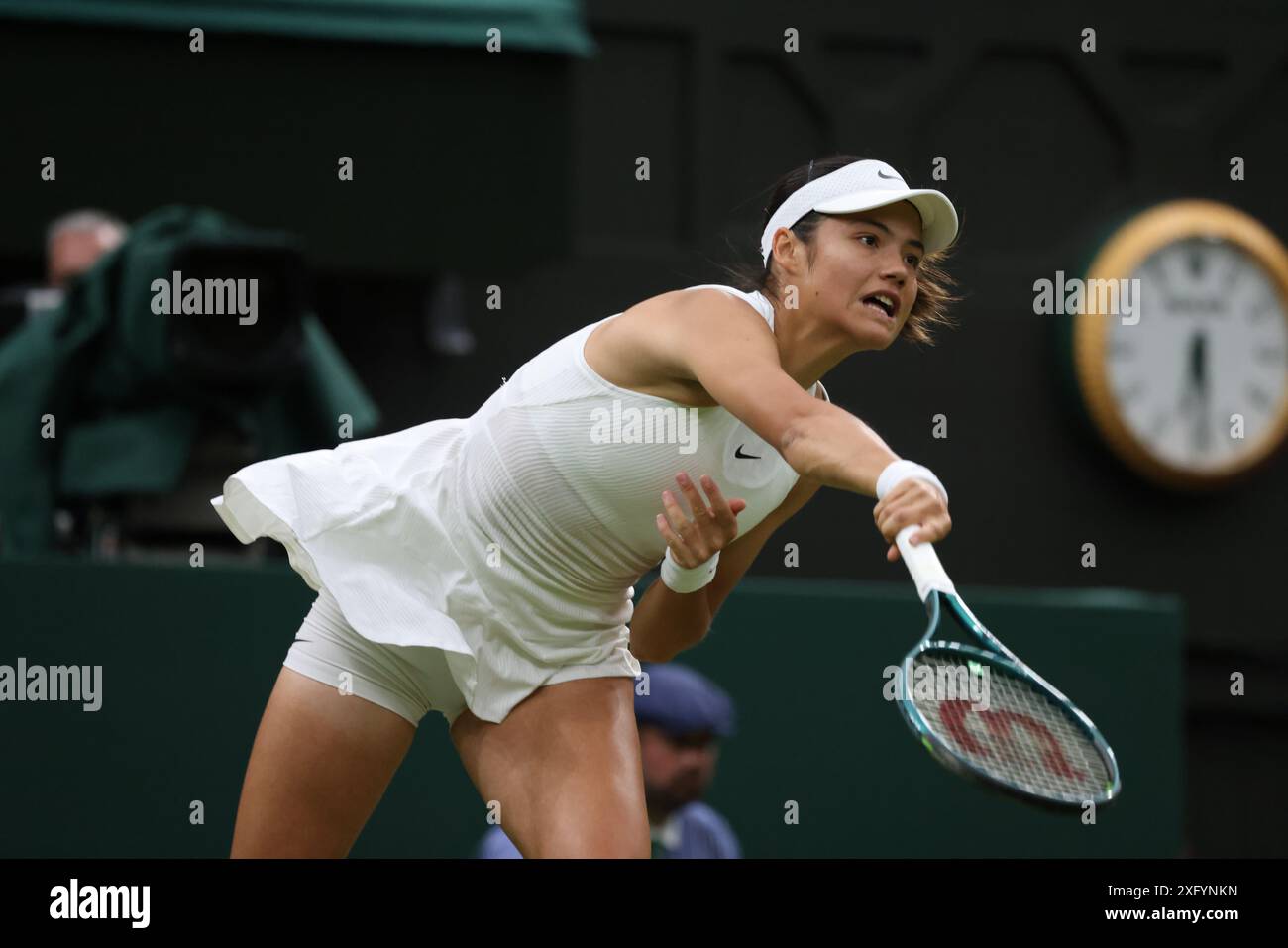 Wimbledon, Londra, Regno Unito. 5 luglio 2024. Emma Raducanu durante il suo terzo turno di match femminile in singolare contro la Grecia Maria Sakkari al Centre Court di Wimbledon oggi. Crediti: Adam Stoltman/Alamy Live News Foto Stock