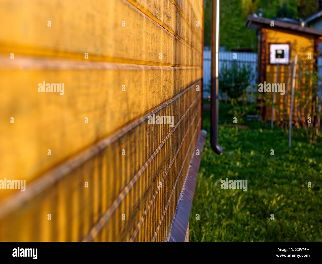 Muro di una casa colonica fatta di tavole, primo piano Foto Stock