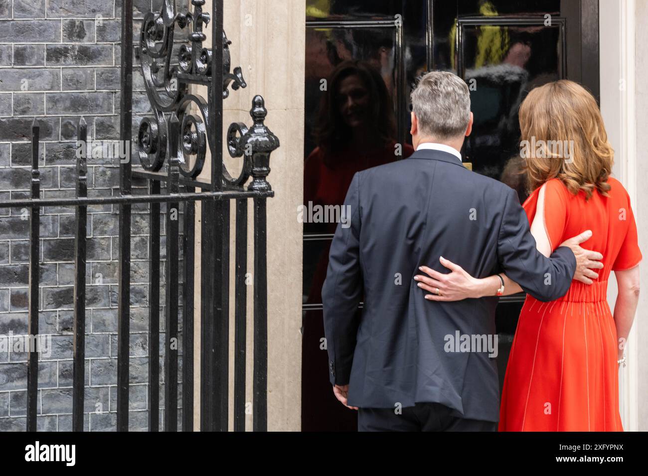 Londra, Regno Unito. 5 luglio 2024. Sir Keir e Lady Victoria Starmer arrivano a Downing Street mentre Sir Keir diventa il nuovo primo ministro del Regno Unito credito: Ian Davidson/Alamy Live News Foto Stock