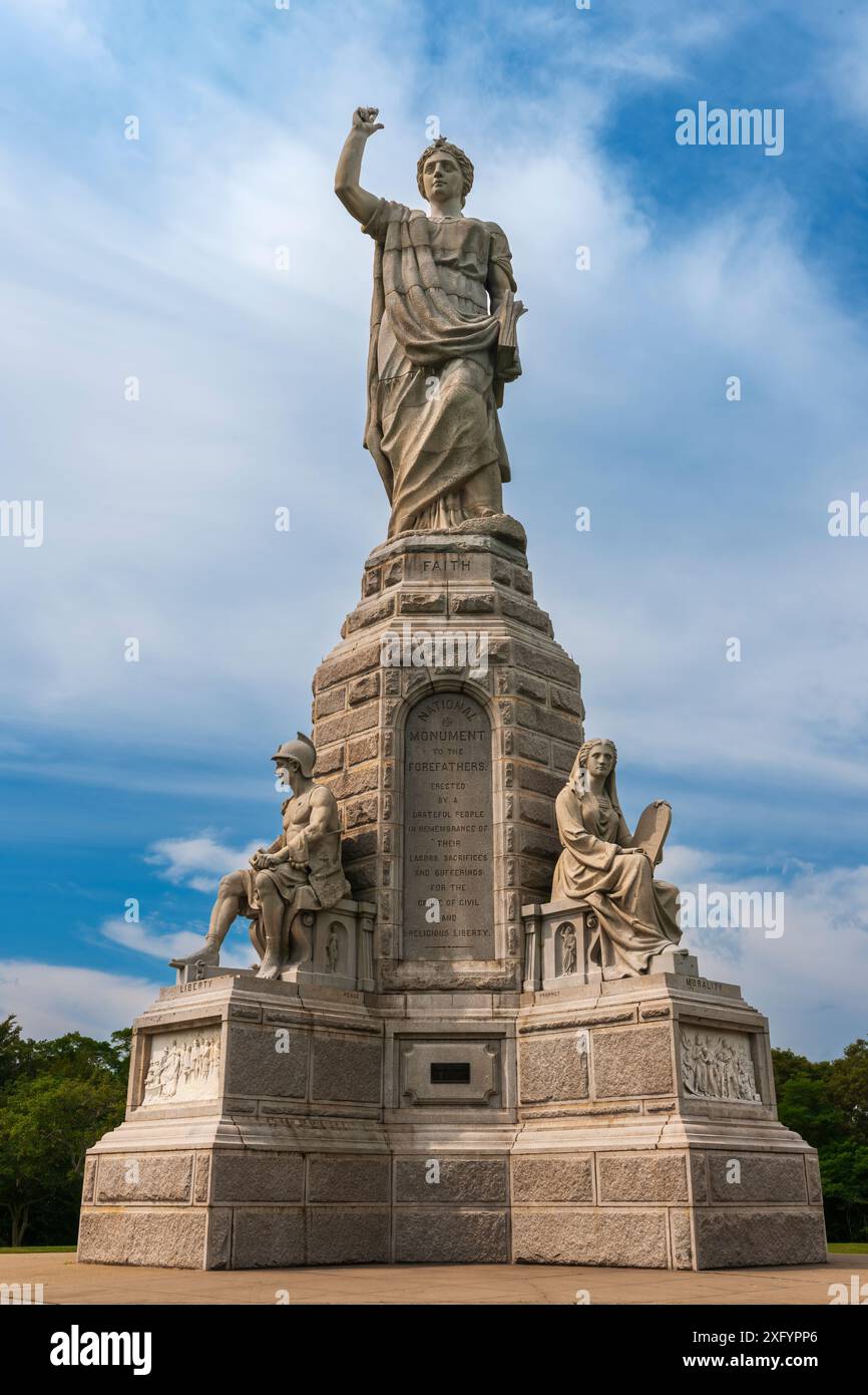 Monumento nazionale agli antenati, circondato da quattro figure a forma di contrafforti che compongono il piedistallo di granito, in Allerton Street, Plymouth, Massachusetts Foto Stock