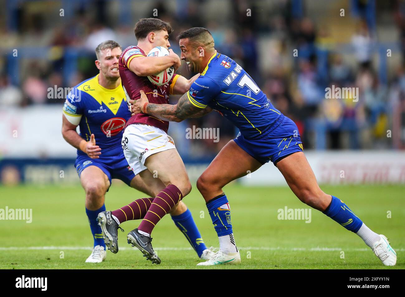 Paul Vaughan dei Warrington Wolves affronta Aidan McGowan degli Huddersfield Giants durante il Betfred Super League Round 16 Match Warrington Wolves vs Huddersfield Giants all'Halliwell Jones Stadium, Warrington, Regno Unito, 5 luglio 2024 (foto di Gareth Evans/News Images) Foto Stock