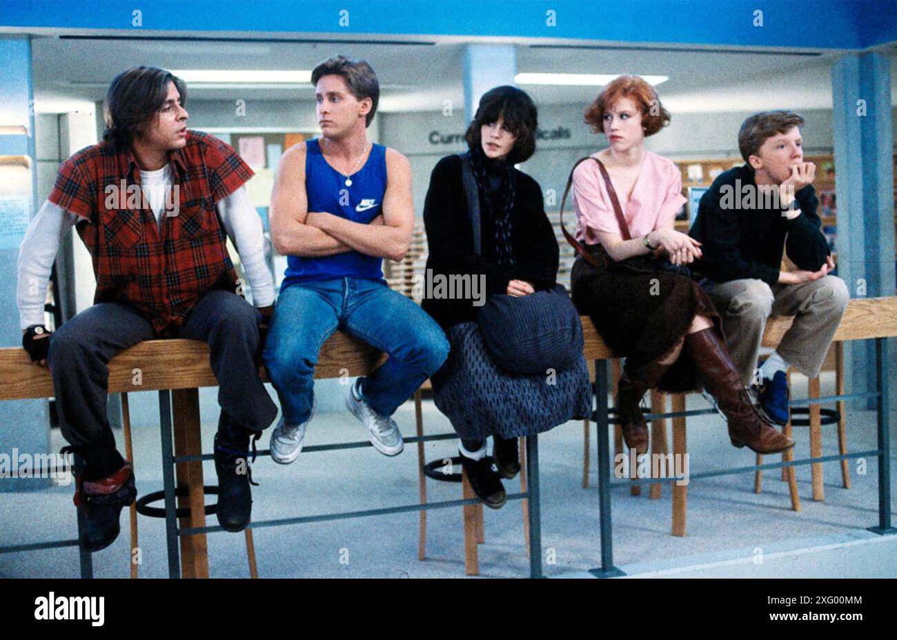 THE BREAKFAST CLUB 1985 film della Universal Pictures con da sinistra: Judd Nelson, Emilio Estevez, Ally Sheedy, Molly Ringwald, Anthony Hall Foto Stock