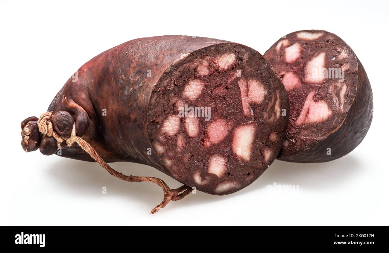 Sezione trasversale tagliata di salsiccia di sangue isolata su sfondo bianco. Foto Stock