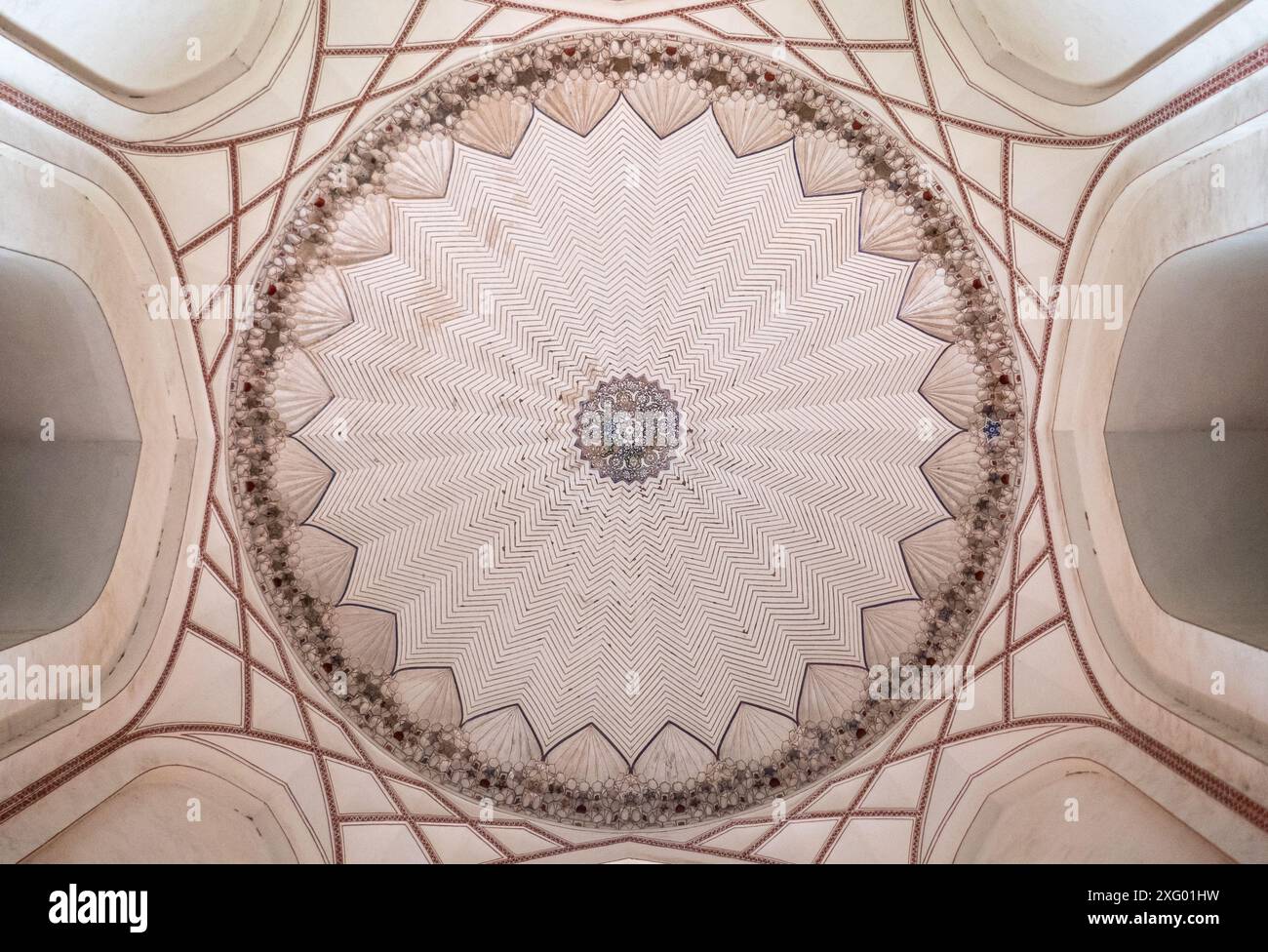 Intricati motivi geometrici sul soffitto di una cupola architettonica nel mausoleo moghul di Agra, India Foto Stock