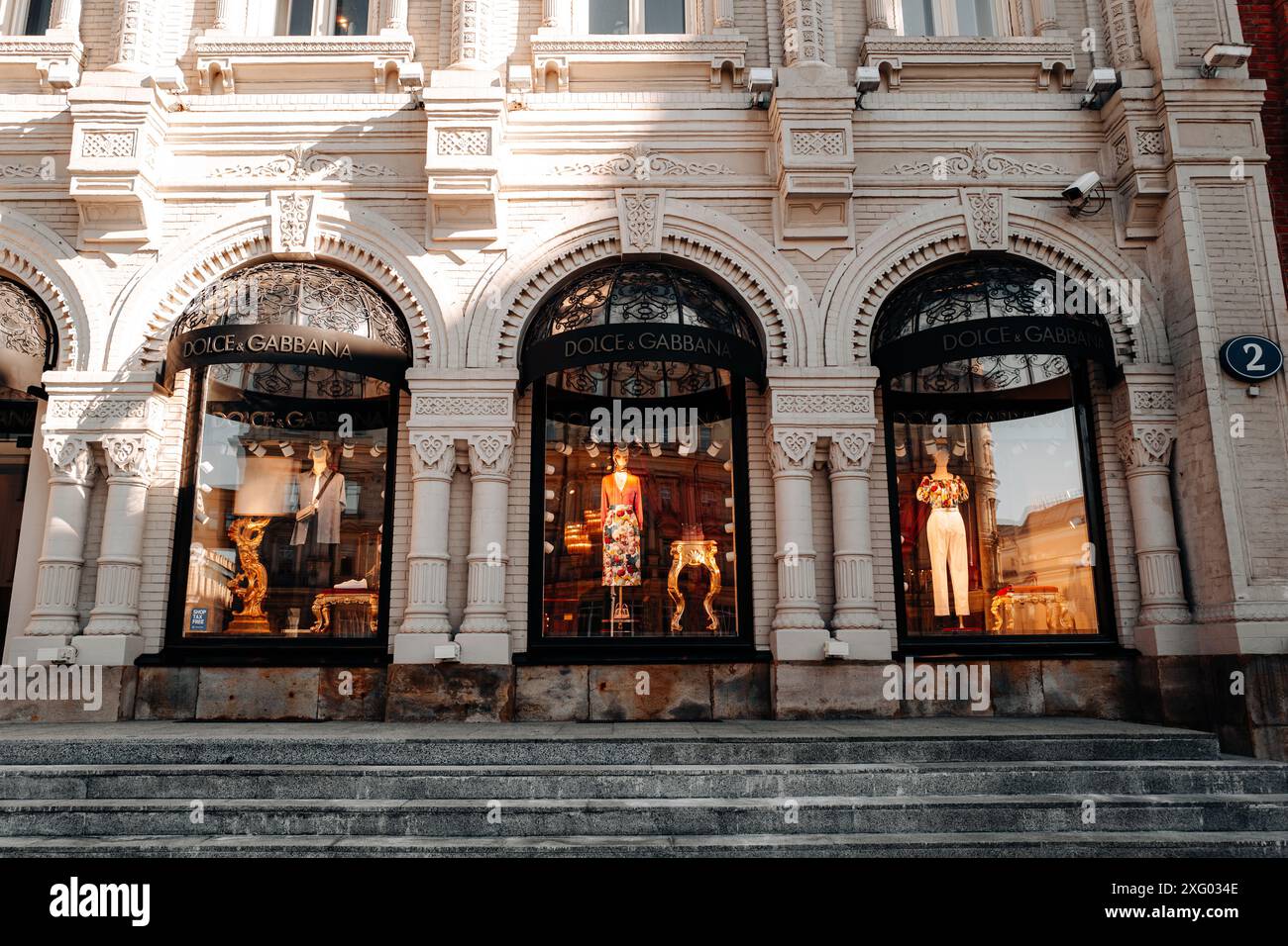 Facciata della famosa boutique di lusso Dolce & Gabbana nella storica via dello shopping di Mosca. Casa di moda di lusso italiana Foto Stock