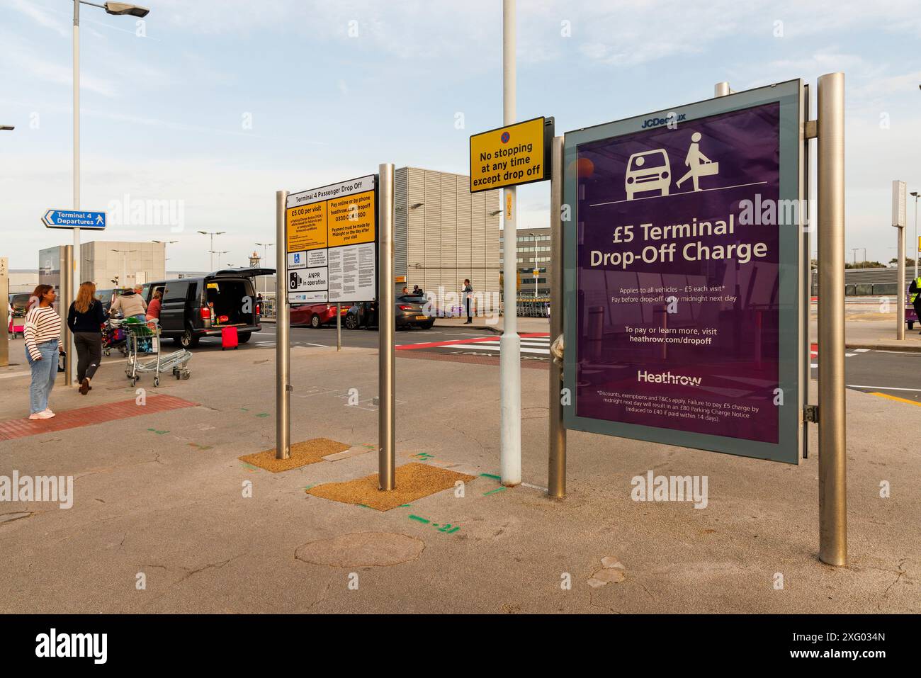 Cartello con i diritti di riaccompagnamento alle partenze dall'aeroporto di Heathrow, Londra, Inghilterra, Regno Unito Foto Stock