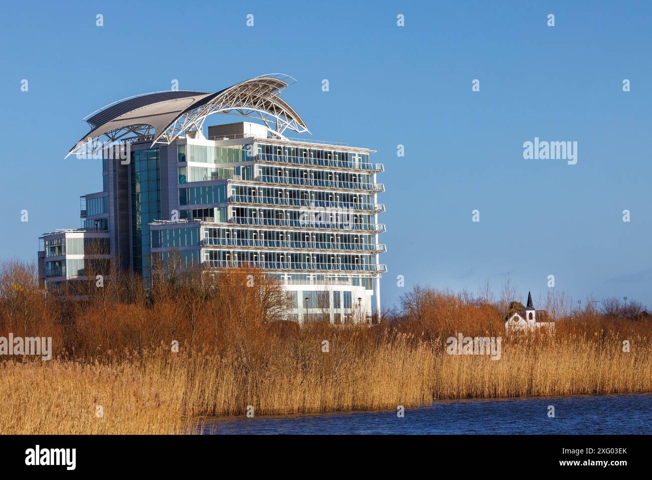 voco St. David's e la Chiesa norvegese, Cardiff Bay, Galles, Regno Unito Foto Stock