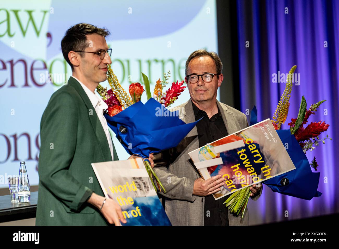 Berlino, Germania. 5 luglio 2024. Pajtim Statovci (l), autore finlandese, riceve il Premio Internazionale di Letteratura 2024 per il suo libro "My Cat Jugoslavia" insieme al traduttore del libro, Stefan Moster, presso la Haus der Kulturen der Welt. La House of World Cultures (HKW) e la Elementary Particles Foundation assegnano per la sedicesima volta il Premio Internazionale di Letteratura. Crediti: Fabian Sommer/dpa/Alamy Live News Foto Stock