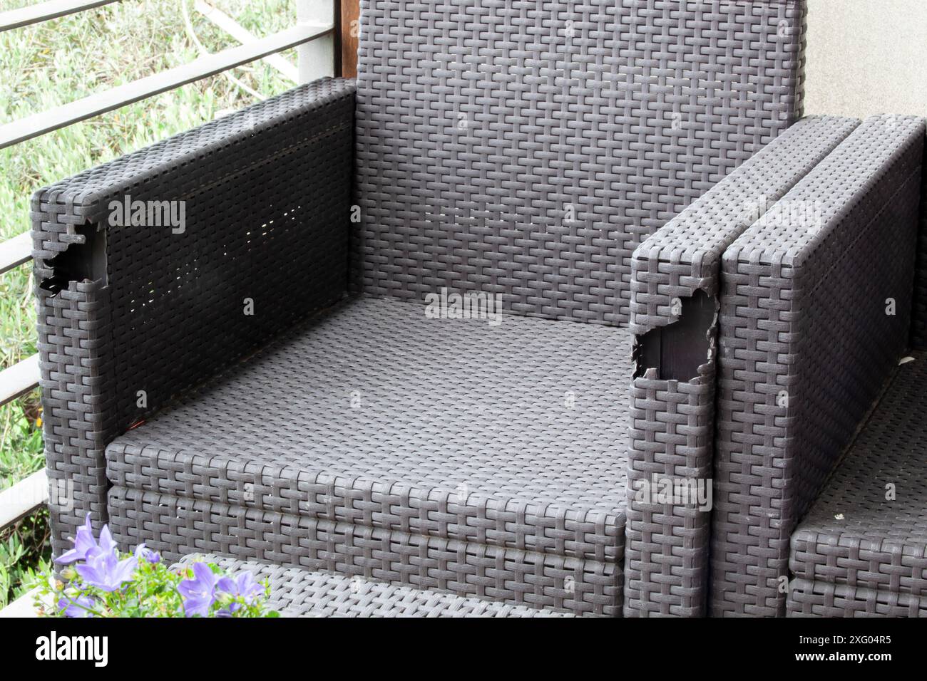 Vecchi mobili da balcone in vimini con buchi. Mobili per la terrazza. Sfondo. Trama. Orizzontale Foto Stock