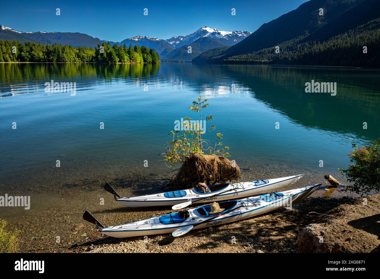 WA25466-00...WASHINGTON - kayak appartenenti ai campeggiatori di Anderson Point nella camparea di backcountry con il Monte Shuksan in lontananza. Foto Stock