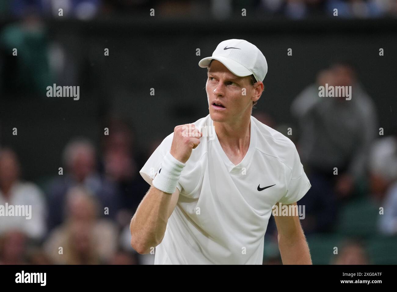 LONDRA, INGHILTERRA - 05 LUGLIO: Jannik Sinner d'Italia celebra un punto contro Miomir Kecmanovic di Serbia nel terzo turno del Gentleman's Singles durante la quinta giornata dei Campionati di Wimbledon 2024 all'All England Lawn Tennis and Croquet Club il 5 luglio 2024 a Londra, Inghilterra. Credito: MB Media Solutions/Alamy Live News Foto Stock